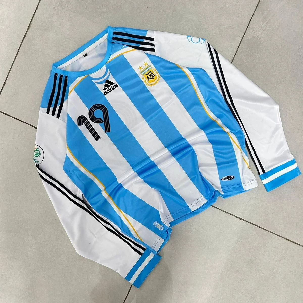 Argentina 2006 World Cup Home Retro Full Sleeve - Messi #19 view 1