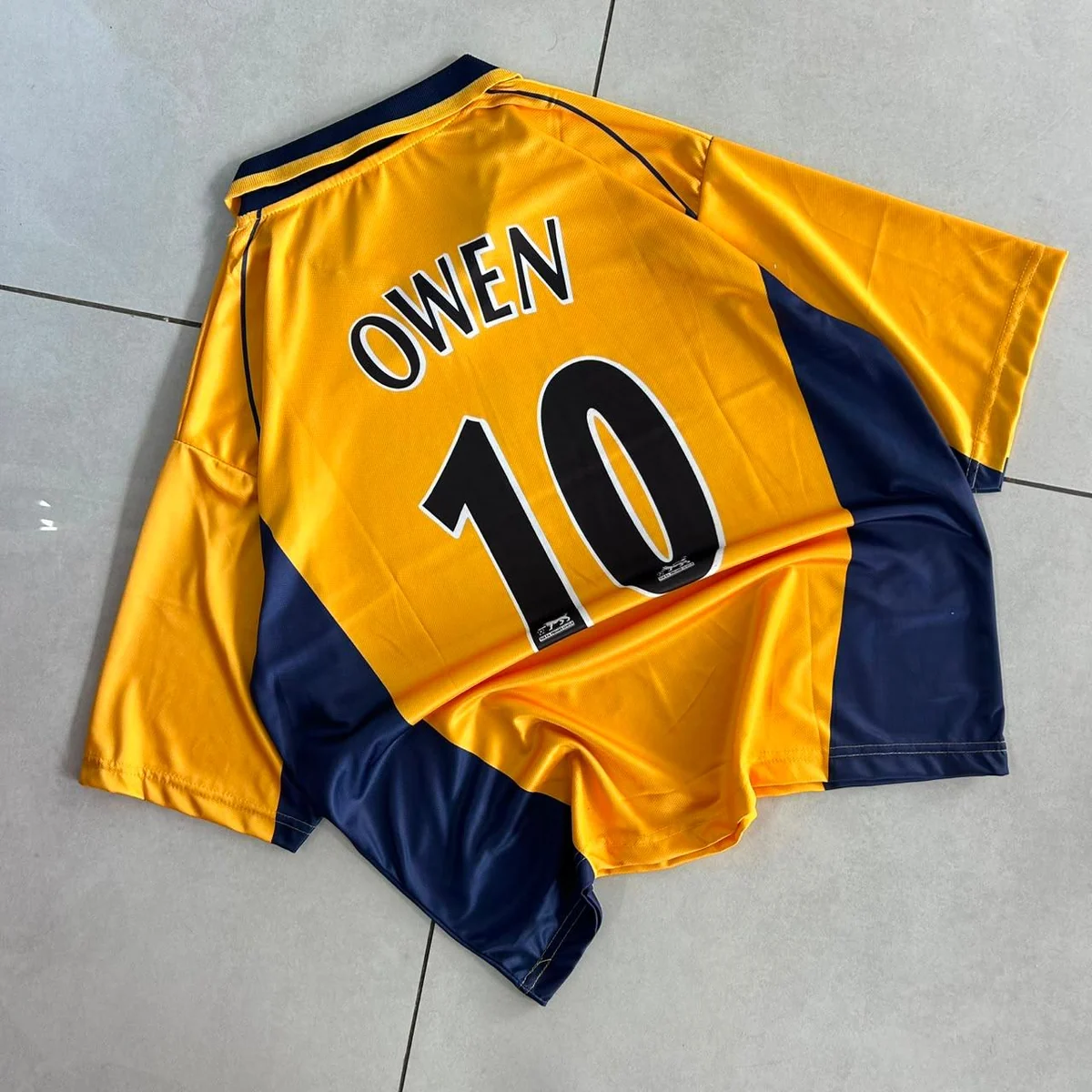 Liverpool 2000/01 Away Retro Oversized - Owen #10 preview 2