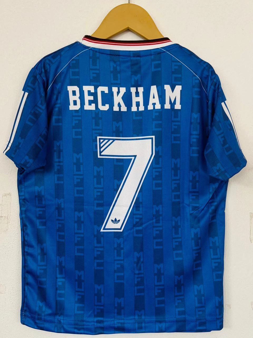 Retro - Manchester United 1992-94 Sharp Away (Blue) - Beckham #7 (Light Hanger Edition) preview 2