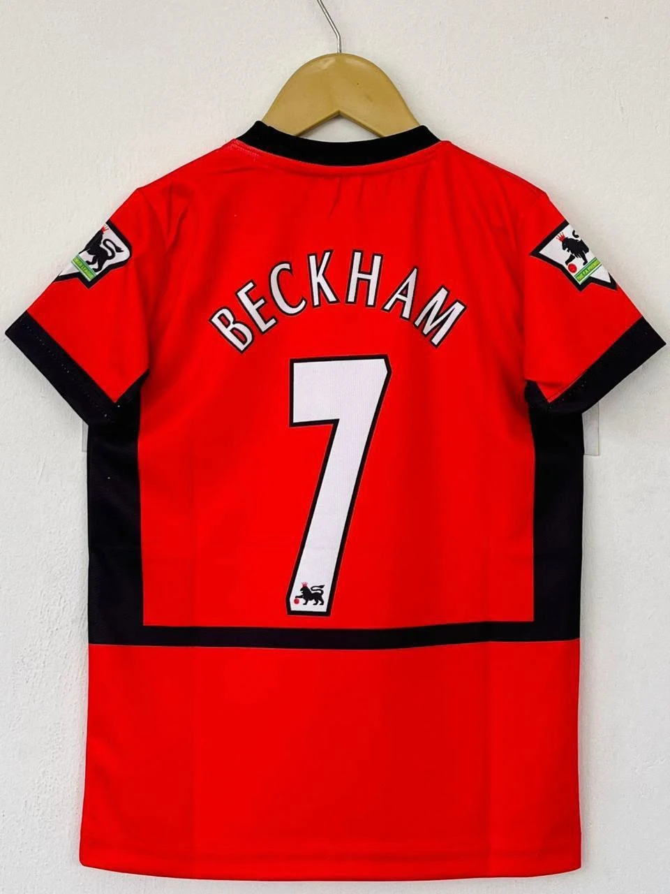 Retro - Manchester United 2002-04 Vodafone Home (Red) - Beckham #7 (Variant) preview 2