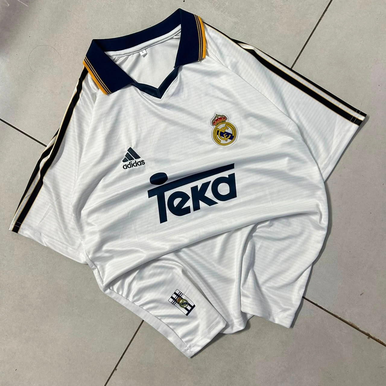 Retro - Real Madrid 1999-2000 Home (White Teka Gold Trim) - R. Carlos #3 - View 1
