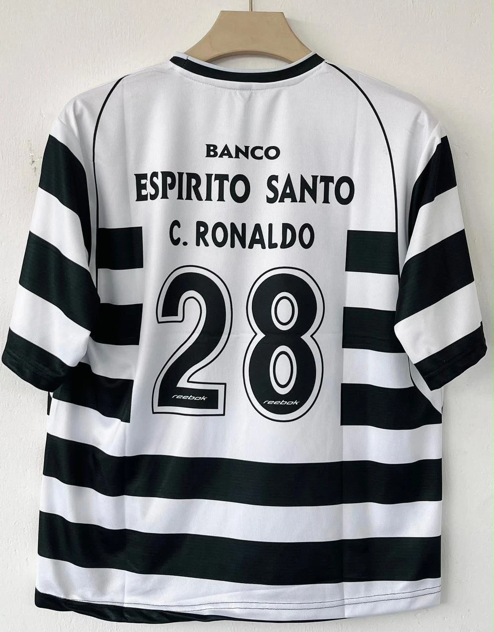 Retro - Sporting CP 2002-03 (Hanger Edition) - C. Ronaldo #28 view 2