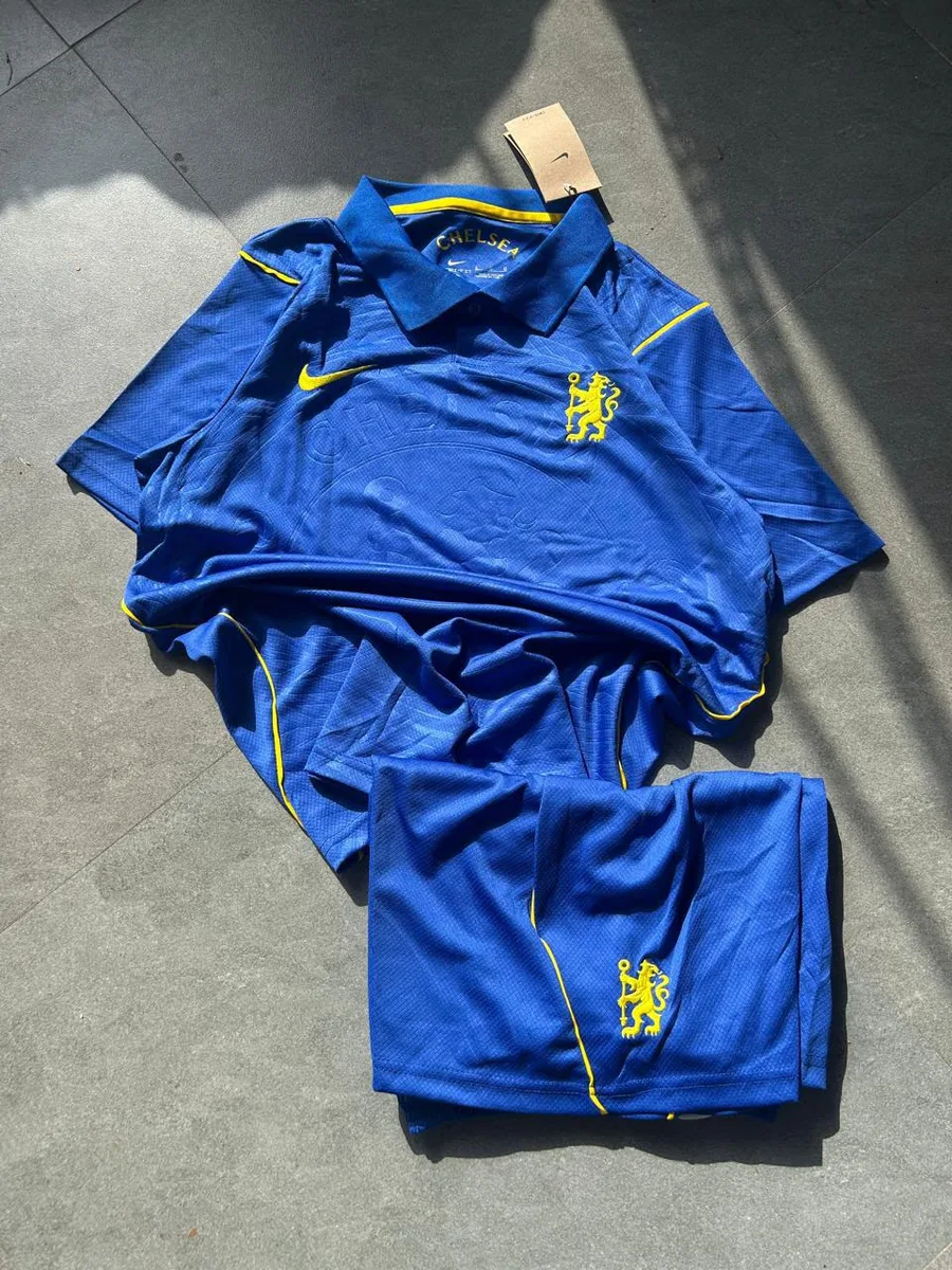 Chelsea 2026/27 Lion Crest Full Kit Set (Jersey + Shorts) - View 1