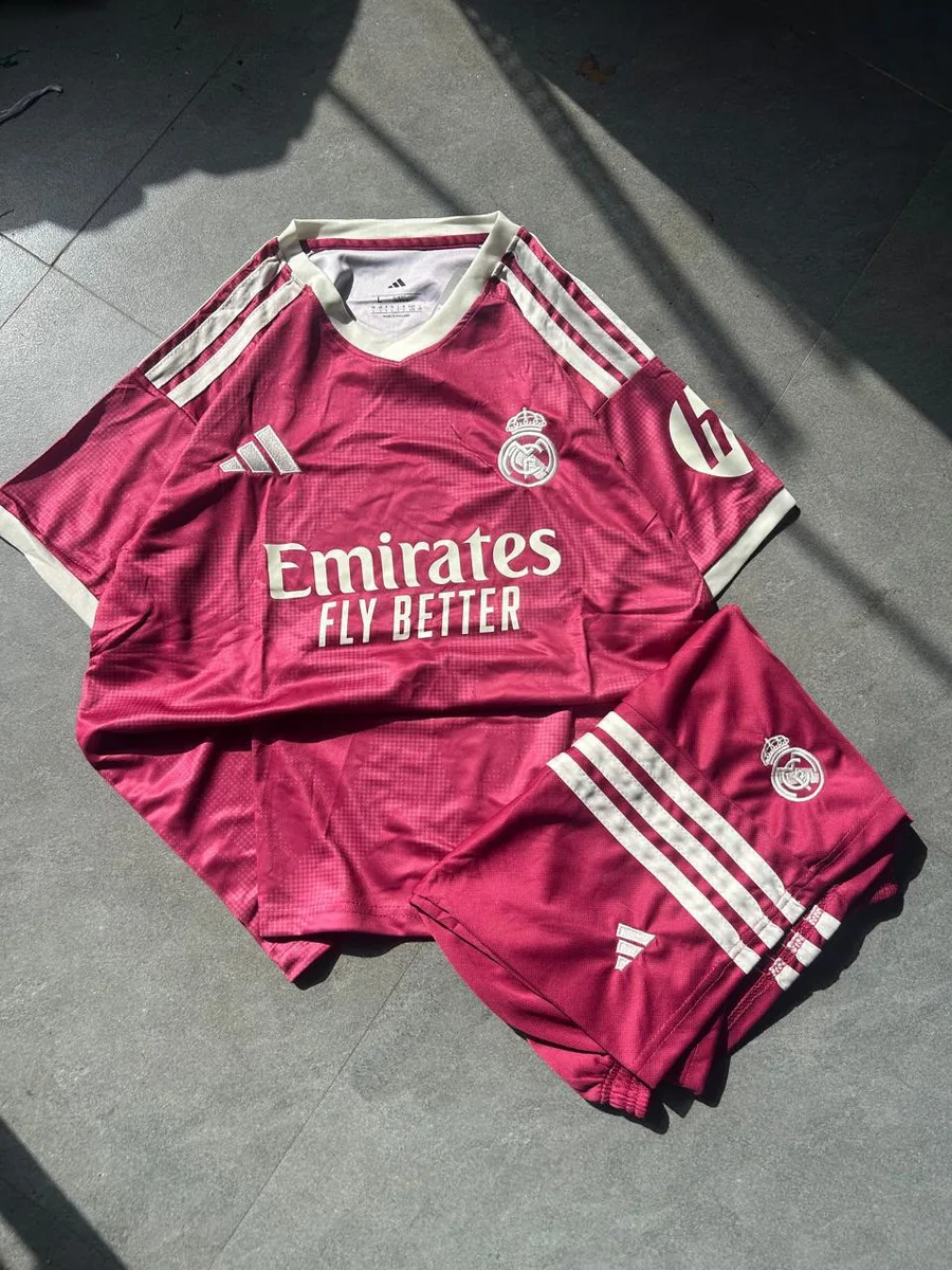 Real Madrid 26/27 Special Pink Full Kit Set (Jersey + Shorts) - View 1