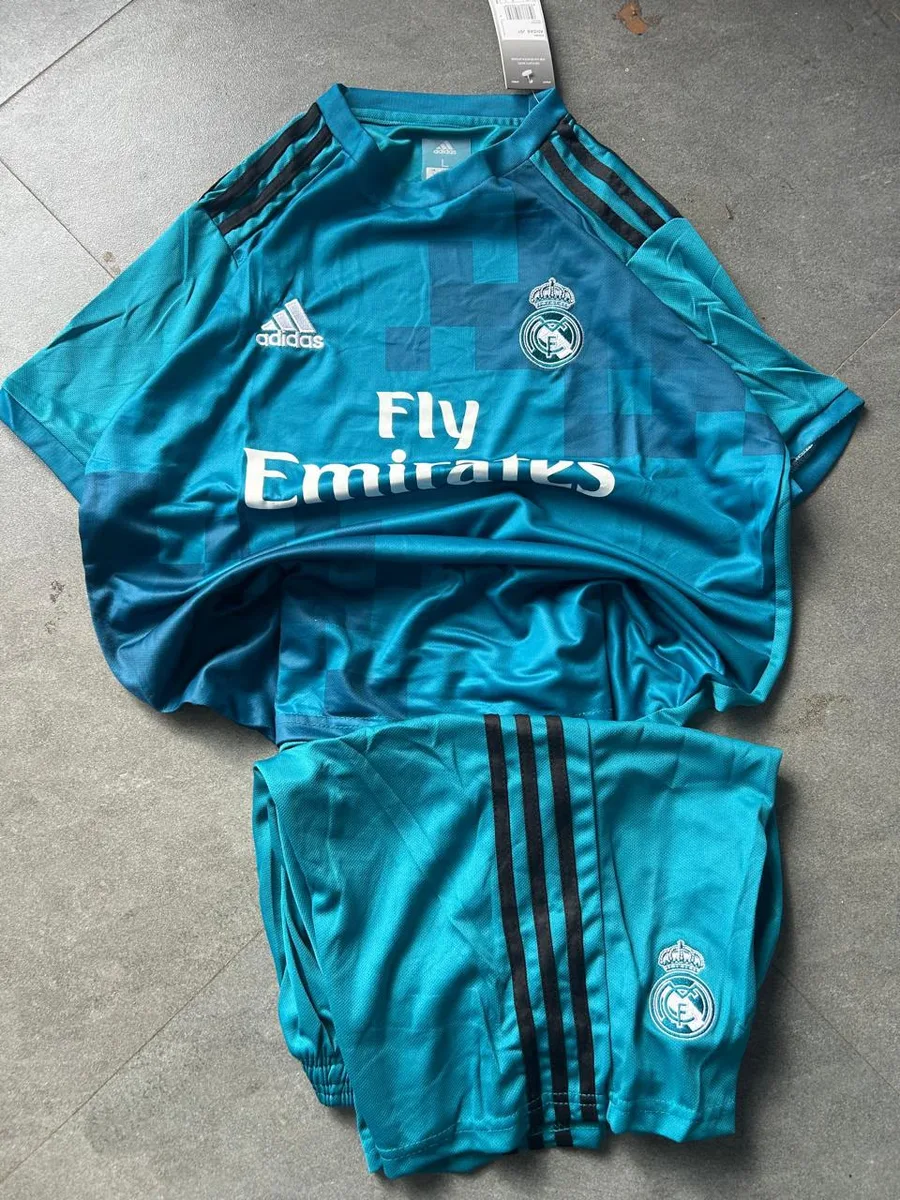 Retro - Real Madrid 2017-18 Kyiv UCL Third Full Kit Set (Jersey + Shorts) - View 1